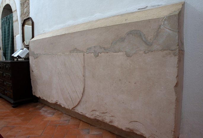 Esqueceram-se de picar as armas no lado da sacristia