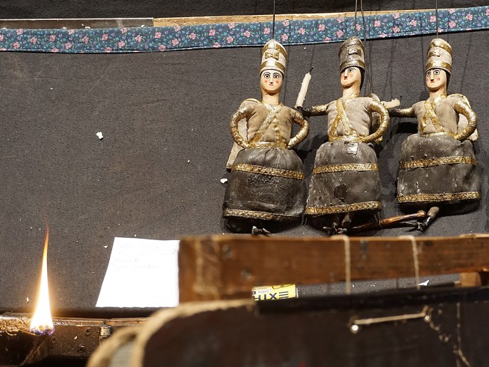 Candeias, velas e bombas também fazem parte do espetáculo