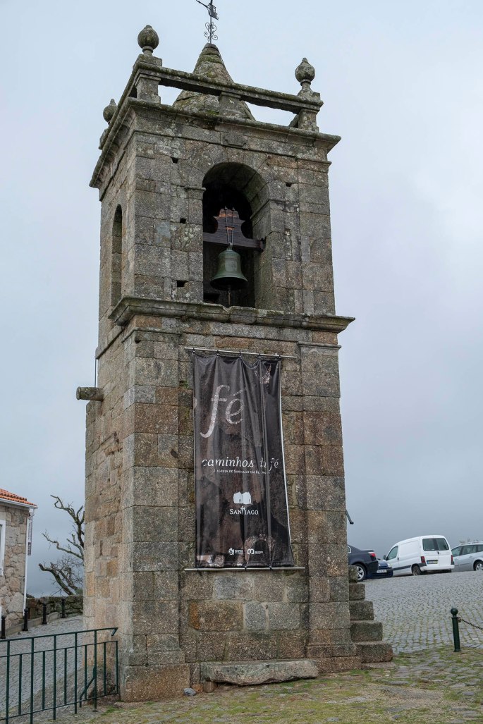 Torre sineira próximo da capela e do castelo