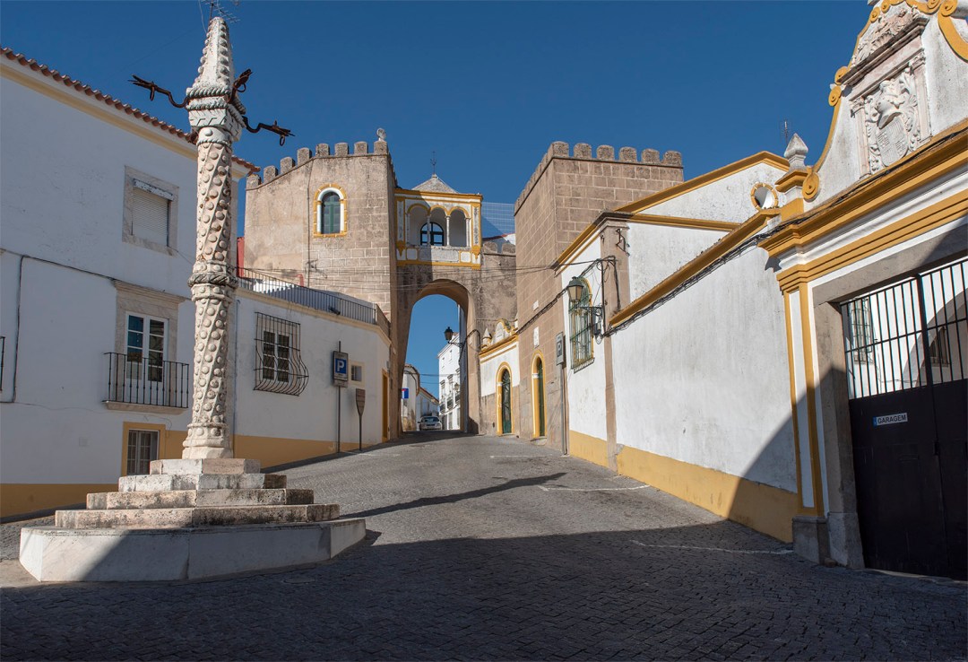 O castelo visto à entrada de Vilar Maior