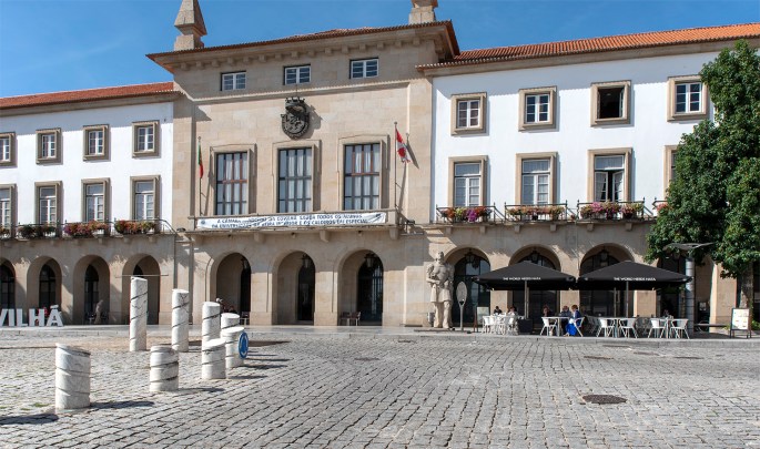 Estátua de Pêro da Covilhã em frente da Câmara Municipal da Covilhã
