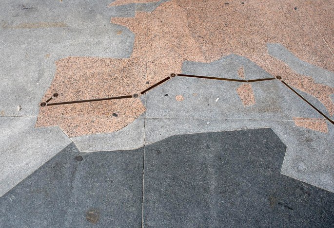 Parte da rota de Pêro da Covilhã traçada num desenho ao lado da estátua