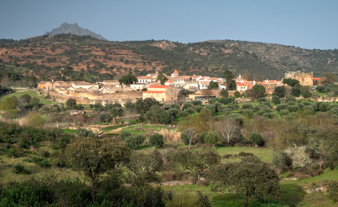 Idanha-a-Velha e ao fundo o alto de Monsanto