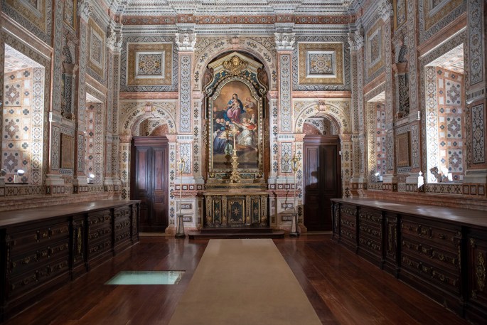 Sacristia com paredes revestidas com mármores embutidos.